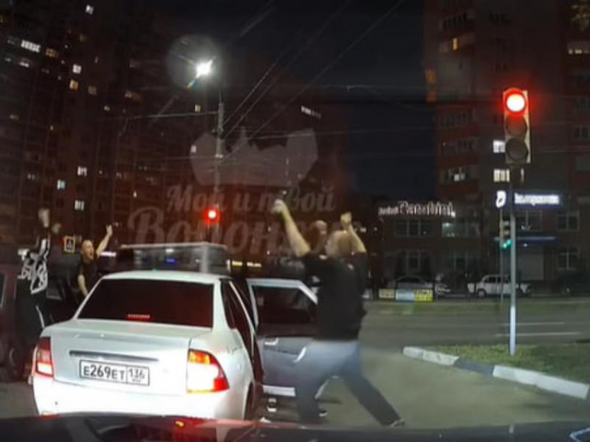 Пару секунд радости прямо посреди дороги попали на видео в Воронеже