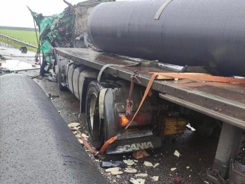 Металлические трубы рухнули с фуры и придавили водителя на М-4 «Дон»