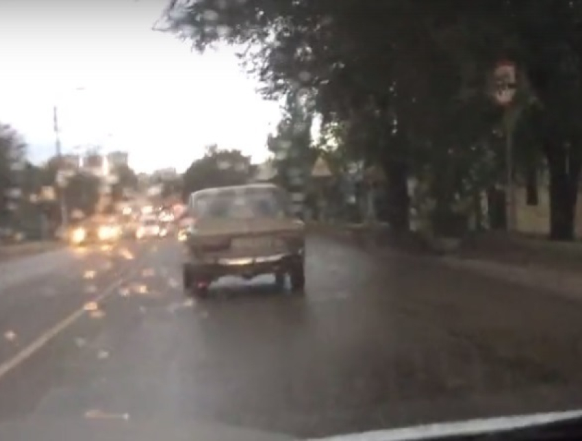 В Воронеже сняли на видео неадекватную езду водителя ВАЗа 