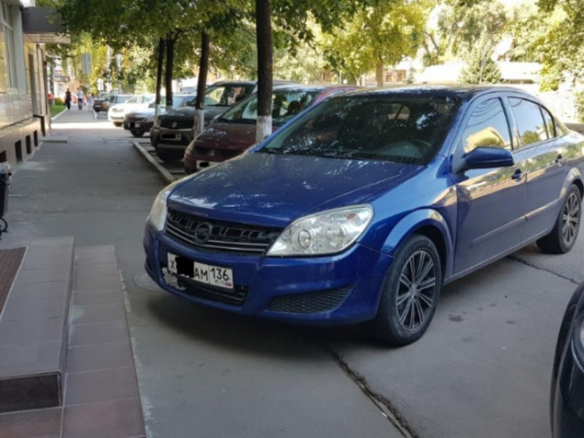 Воронежец с номерами «ХАМ» подставил свою репутацию на парковке