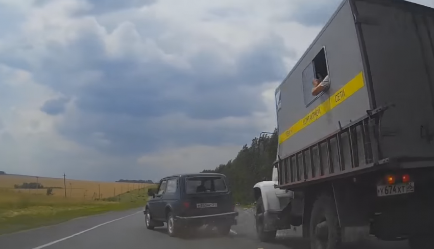 Опасное вождение на воронежской трассе попало на видео