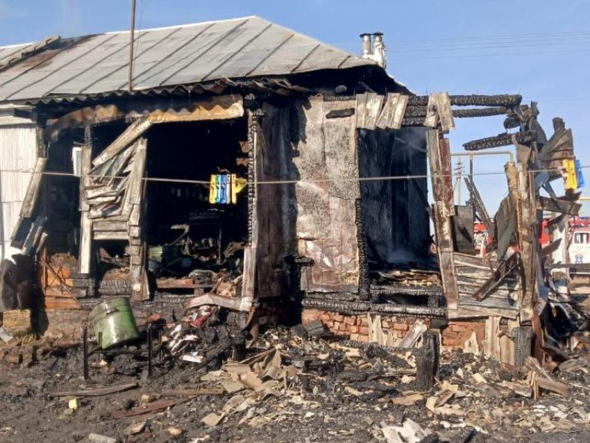 Дедушка пытался спасти внуков из горящего дома, но один из них погиб в Воронежской области