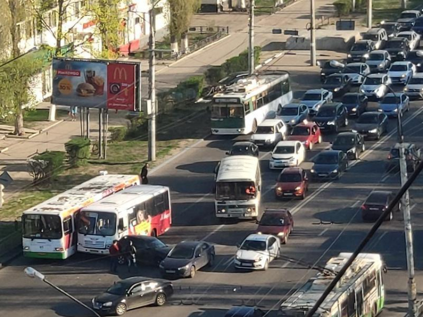 Гигантская пробка парализовала левый берег Воронежа