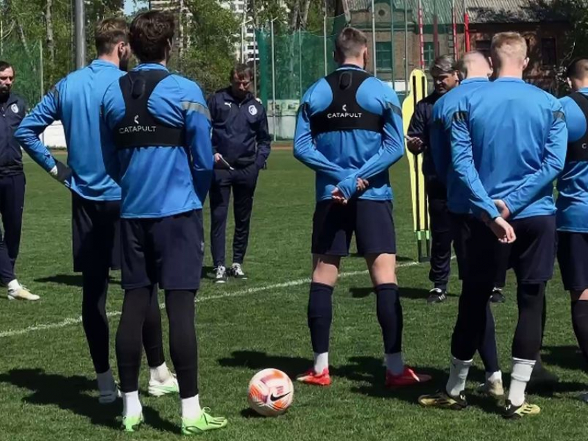 На видео попала тренировка под руководством нового наставника воронежского «Факела»
