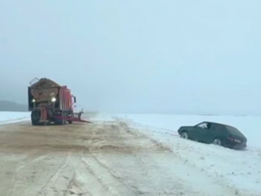 Самостоятельно не получилось: история спасения застрявшего в поле воронежца