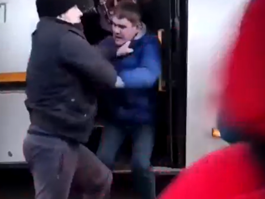 Аварией и мордобоем закончилась поездка пьяного мужчины в автобусе в Воронеже