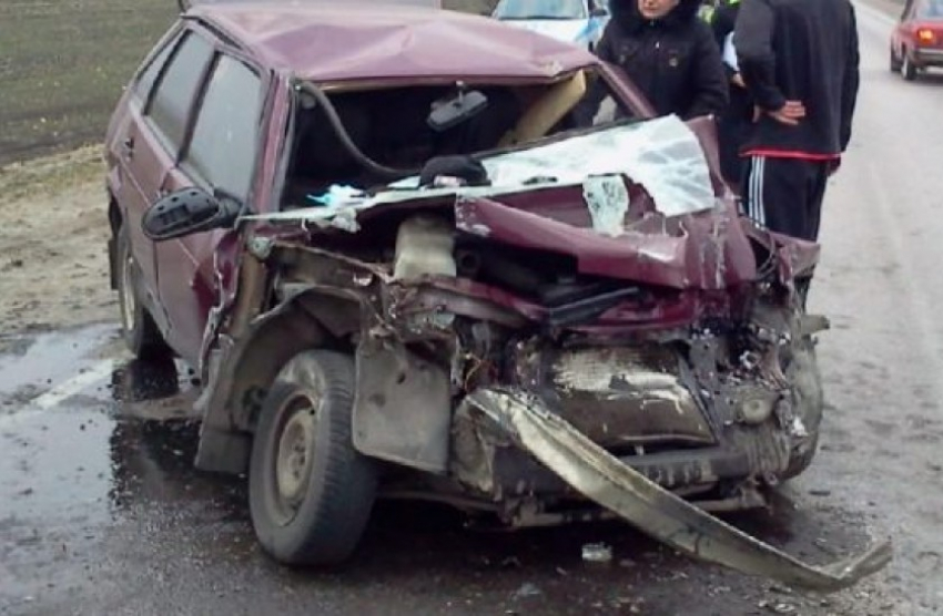 В Воронежской области водитель легковушки разбился насмерть, врезавшись в грузовик