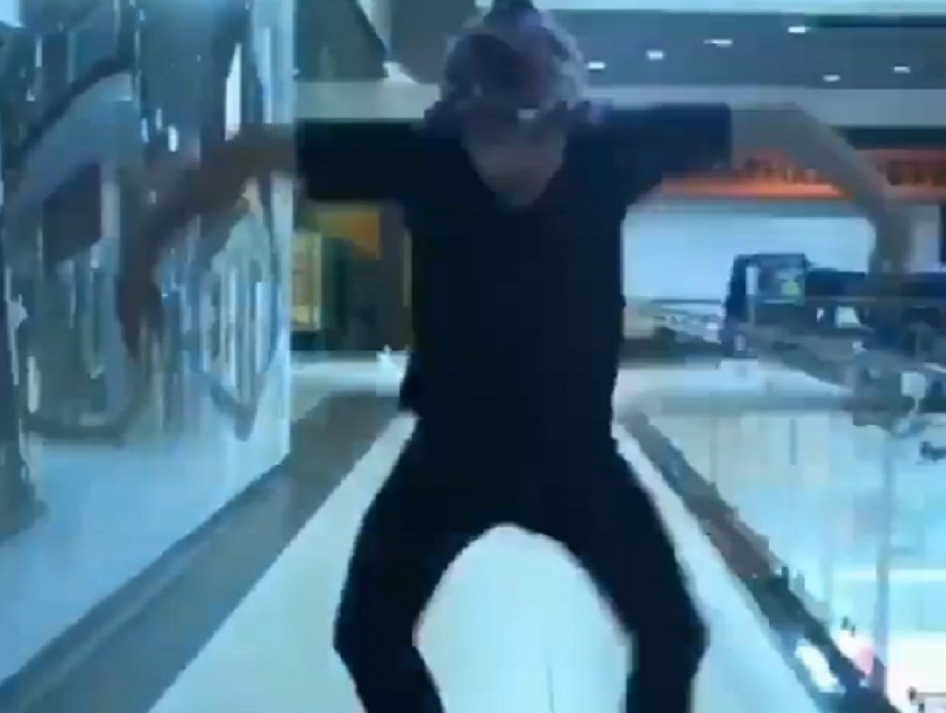 Экстравагантный танец парня в ТЦ в Воронеже сняли на видео