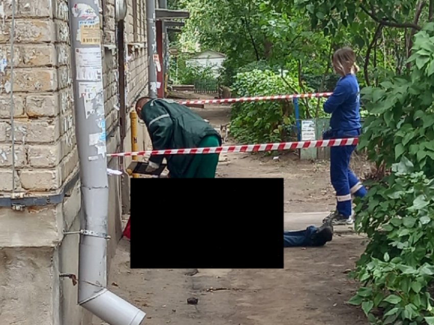 Воронежцы обнаружили труп мужчины у входа в подъезд 