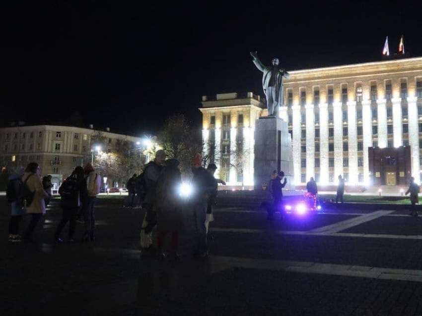 Дистанцированную тусовку под окнами правительства устроили жители Воронежа