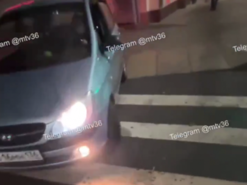 Легковушка устроила прогулку по пешеходному переходу в центре Воронежа