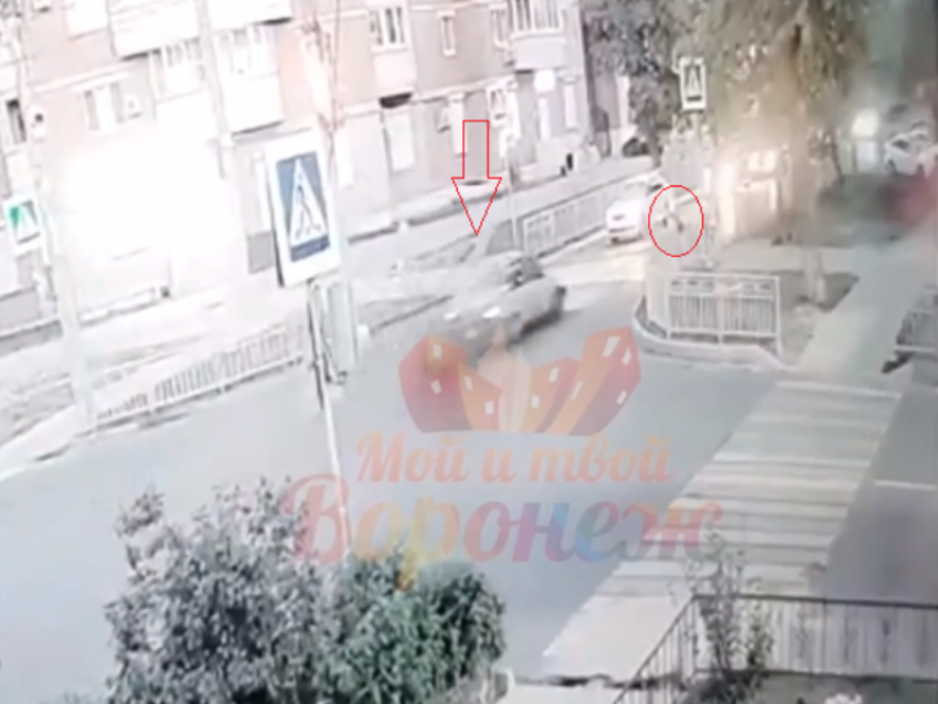 Момент наезда на 11-летнего мальчика прямо на зебре запечатлела камера в Воронеже 