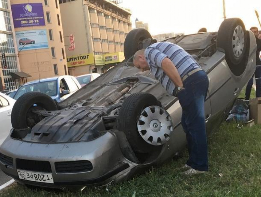 Момент аварии с «перевертышем» попал на видео в Воронеже