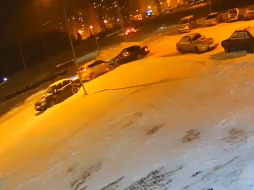 Никто не успел среагировать: камера наблюдения зафиксировала странное ДТП в Воронеже
