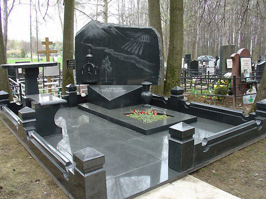 Александр Гусев решил продать воронежские кладбища в частные руки