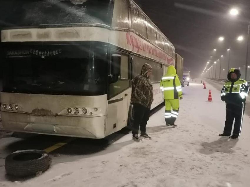 Пассажирский автобус «Москва-Ростов-на-Дону» в полночь застрял на воронежской трассе со сломанным двигателем 