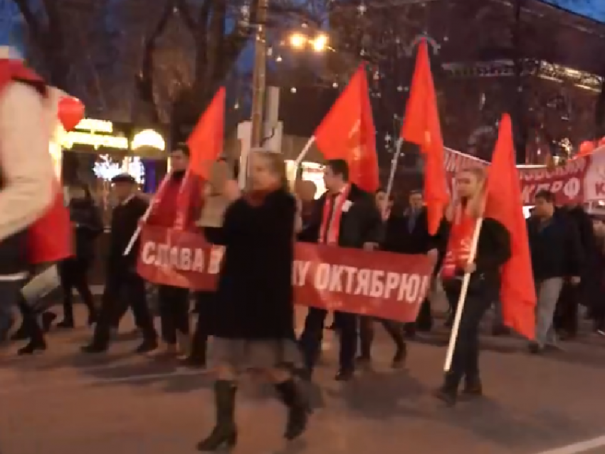 Коммунисты перекрыли движение в час пик в Воронеже