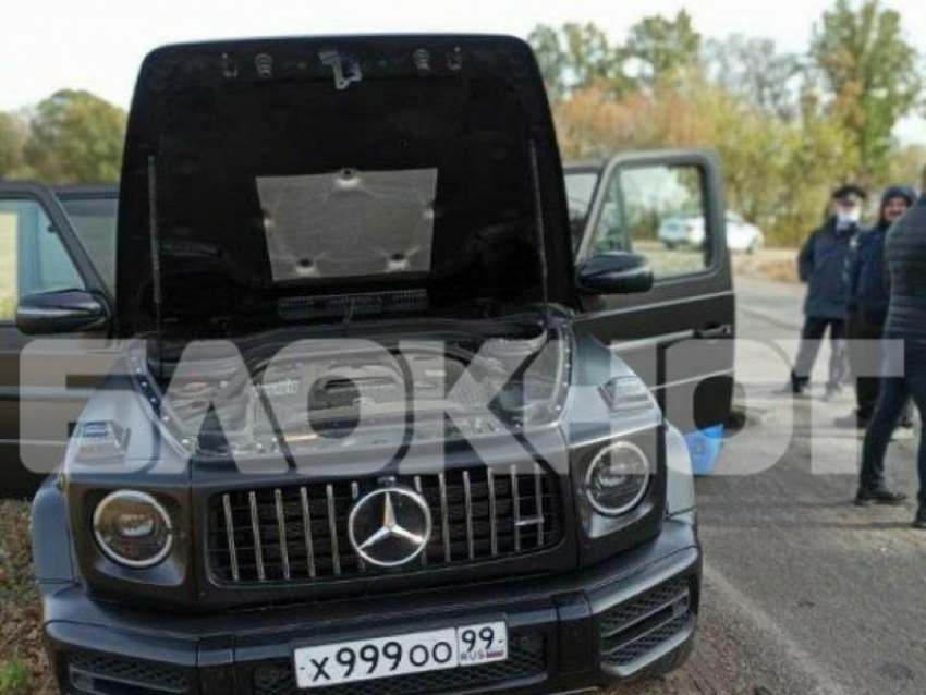 С мешками денег, автоматом и удостоверением следователя задержали мужчину на Mercedes в Воронежской области