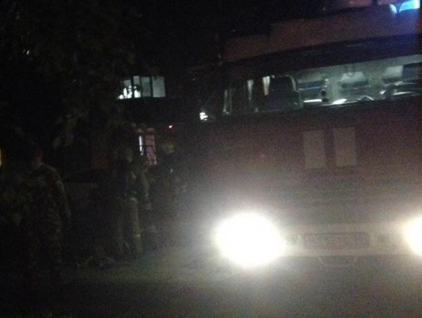 25 спасателей тушили пожар в воронежском девятиэтажном общежитии