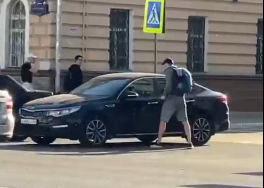 Перевозбуждённый пешеход отвесил порцию тумаков иномарке в центре Воронеже