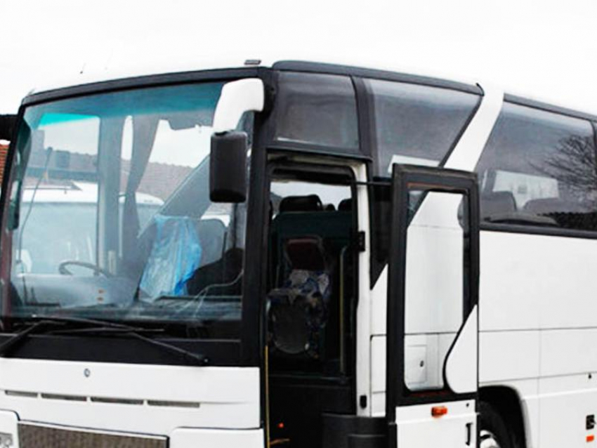 Mercedes-Benz с 30 пассажирами застрял на М-4 по пути в Калмыкию