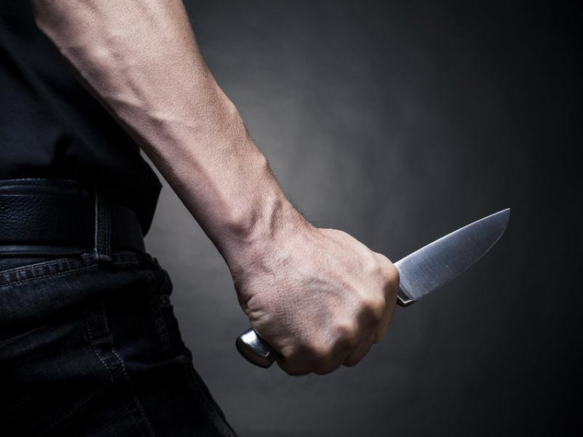  Ревнивец ударил ножом молодого соперника в Воронежской области