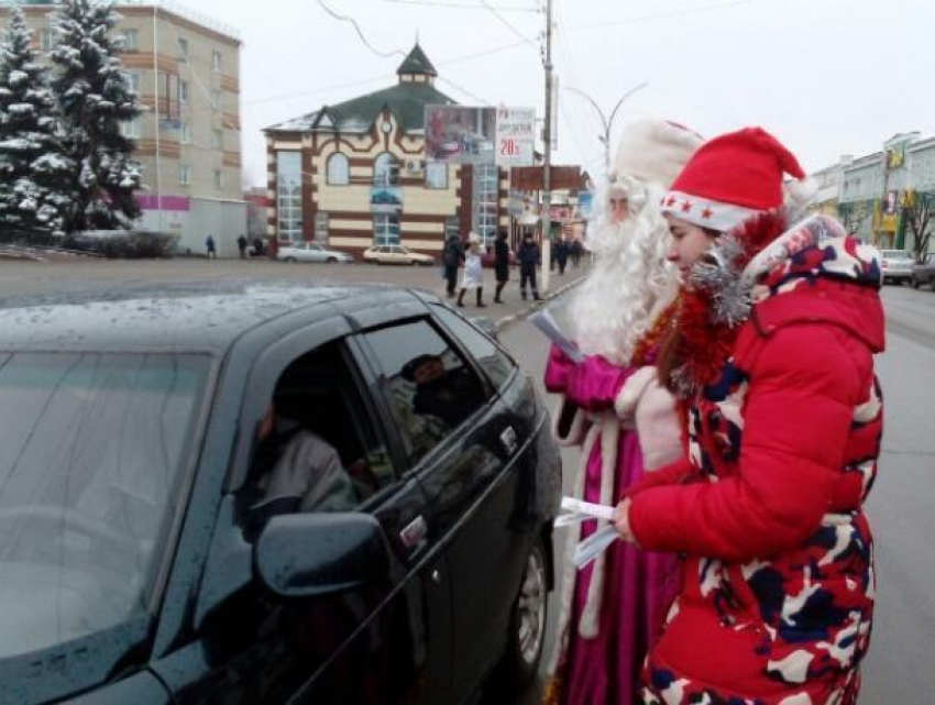 Дед Мороз в погонах попросил воронежских автомобилистов пристегнуть самое дорогое