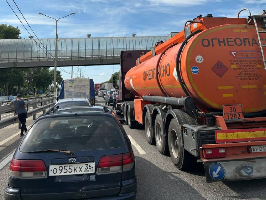 «Стоит намертво»: крупная пробка образовалась на подъезде к Воронежу 