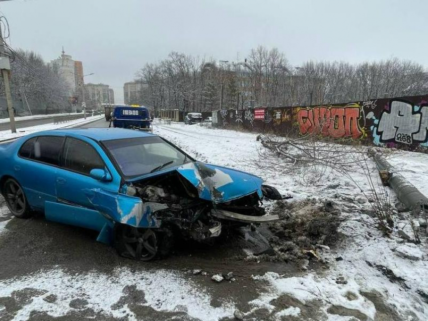 Снесла столб: стали известны подробности жесткого ДТП на Шишкова в Воронеже