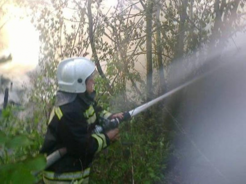 Под Воронежем сгорел гараж вместе с машиной: есть пострадавший 