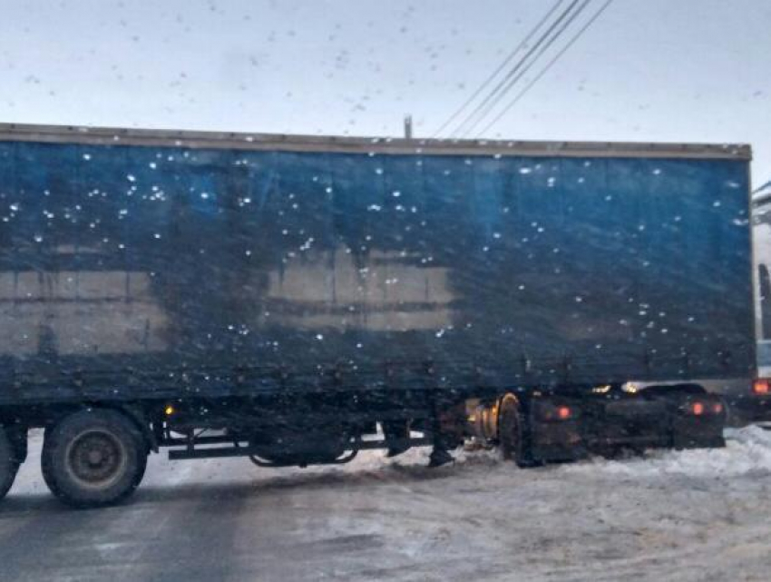 Воронежцы предложили сказать «спасибо» коммунальщикам за  развернутую поперек дороги фуру