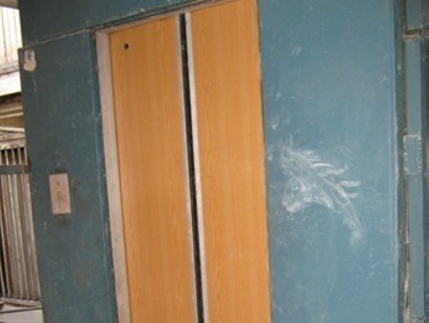 В Железнодорожном районе Воронежа две «управляшки» оштрафуют за опасные лифты
