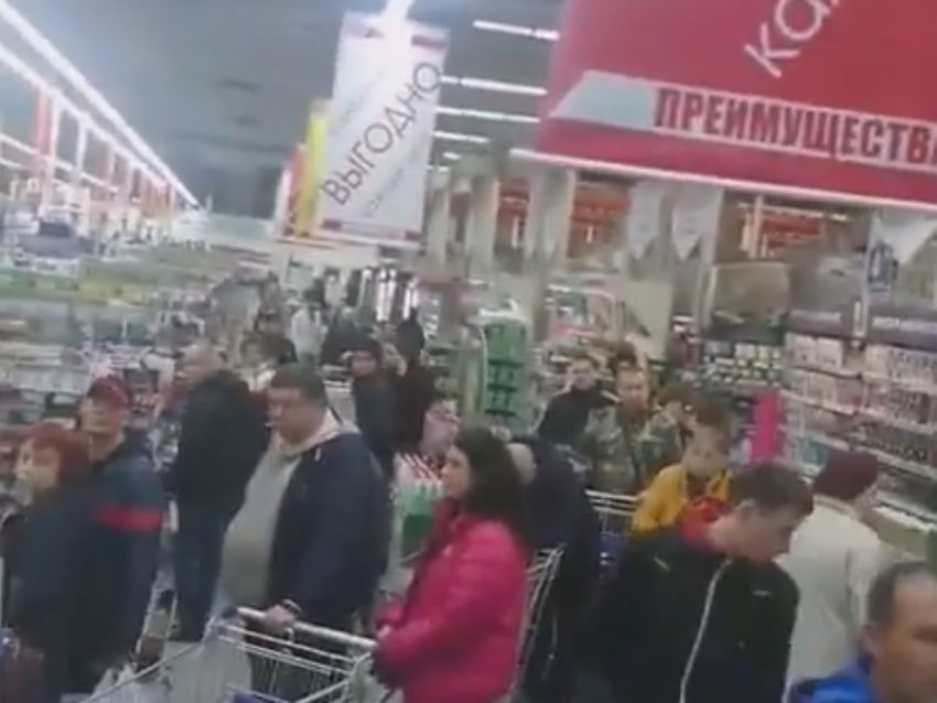 Чудовищную очередь из недовольных покупателей сняли в Воронеже 