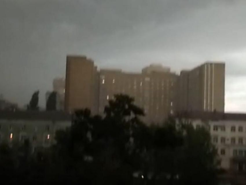 Грозовой апокалипсис с безумным ветром сняли на видео в Воронеже 