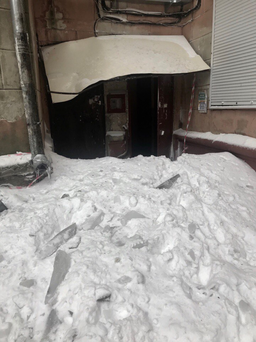 Подъезд в Воронеже завалило снегом с глыбами льда 
