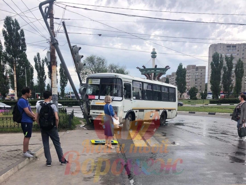 Пассажирский автобус протаранил светофор в Воронеже