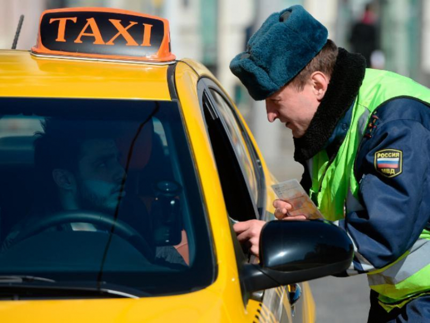 Гаишники устроят облаву на воронежских таксистов