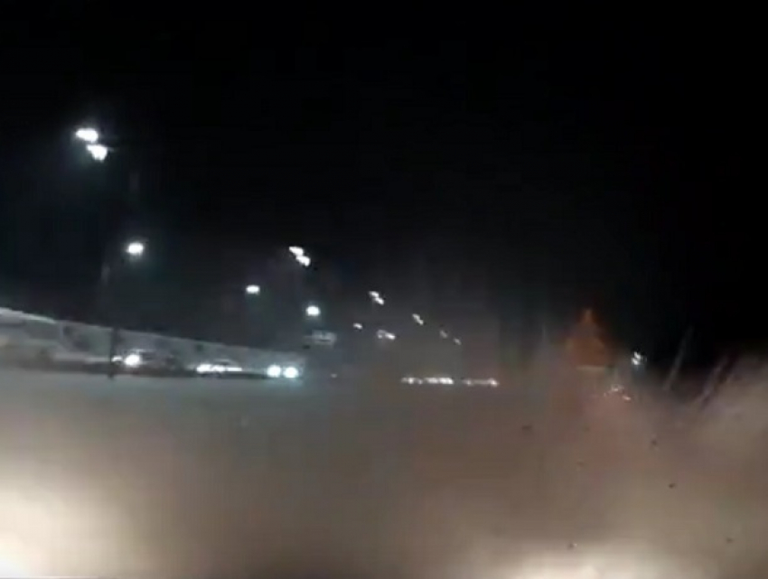 На видео попало, как ВАЗ выбил иномарку в кювет в Воронеже 