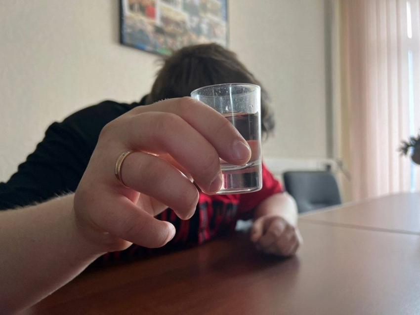 Пьяный мужчина, гуляющий с четырехлетним сыном, напал на инспектора ПДН 