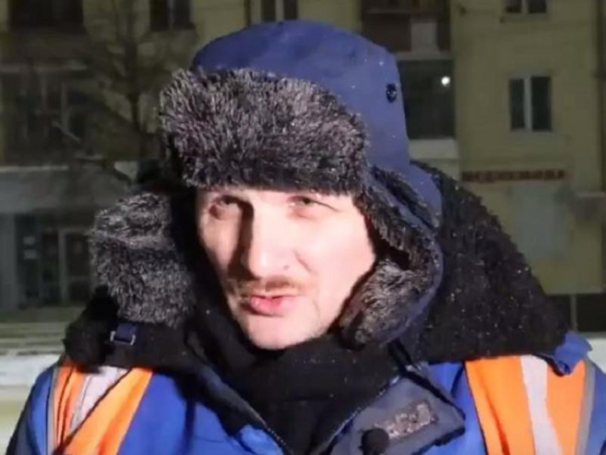 Грузчика спросили, как убирают снег в Воронеже