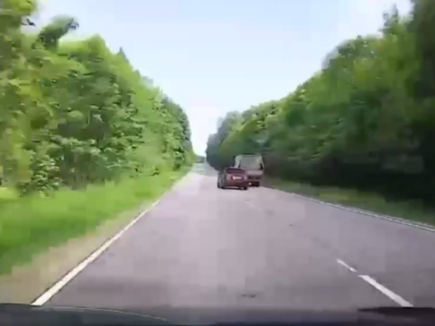 15 секунд странного вождения попали на видео в Воронежской области