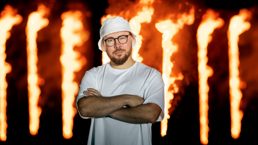 «Надо было читать рэп, а мы взялись за скрипки». Создатель оркестра и композитор – о том, как выживают музыканты