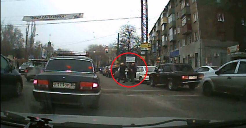 В сети появилось видео драки двух водителей в Воронеже 