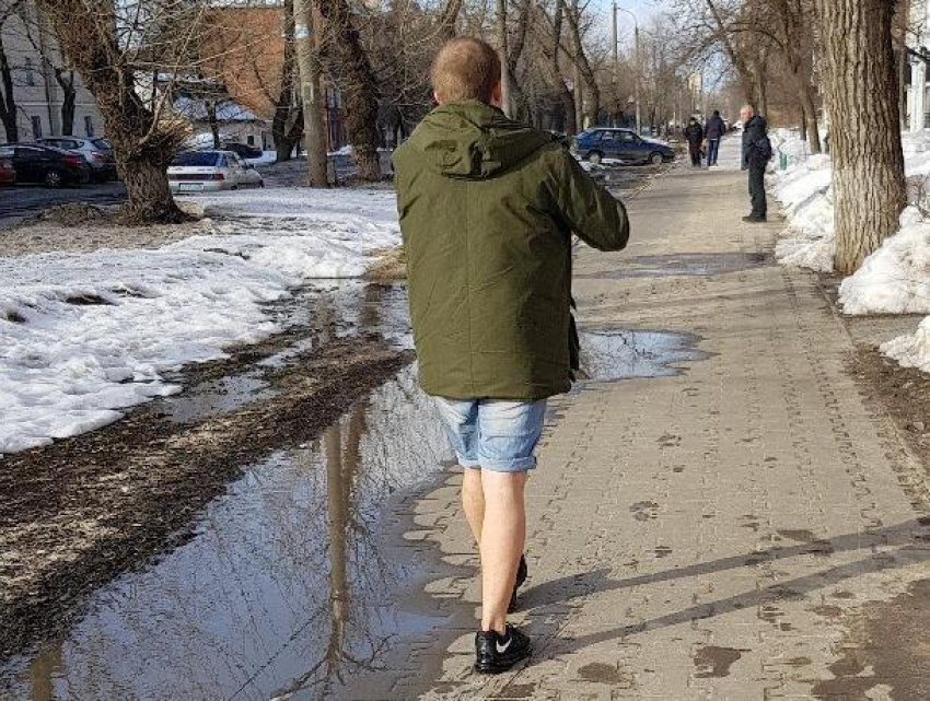 Воронежец поприветствовал весну короткими шортами