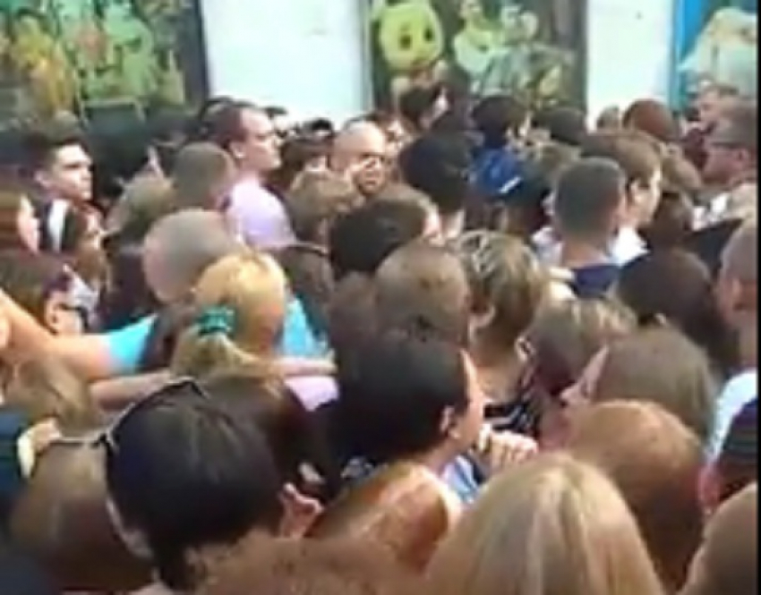 Жуткая давка образовалась в очереди за бесплатными бургерами Тимати в Воронеже 