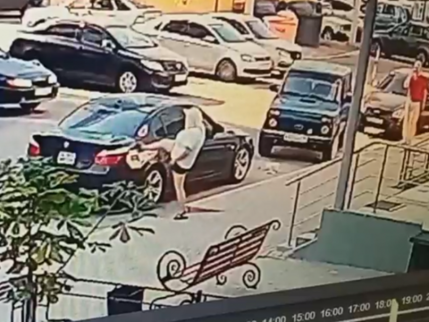 Припаркованная машина заставила женщину кокетливо танцевать в воронежском ЖК