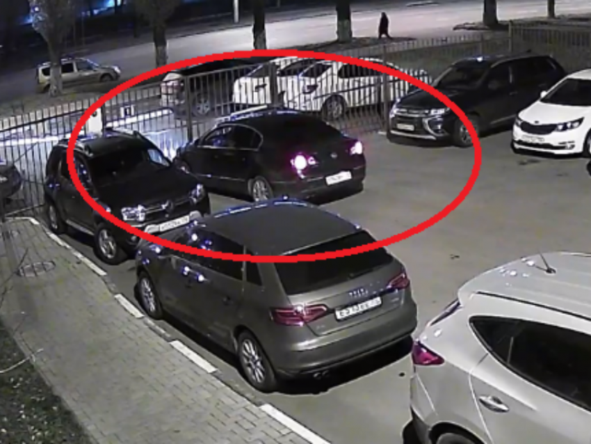Отчаянная иномарка протаранила ворота и попала на видео в Воронеже 