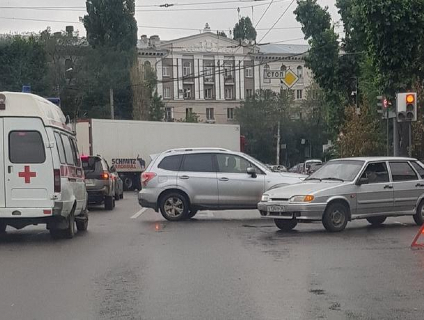 Авария застопорила движение целой улицы в центре Воронежа