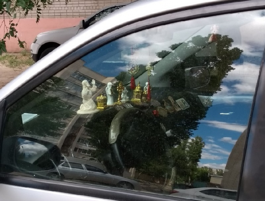 Божественная защита на приборной панели авто удивила воронежцев