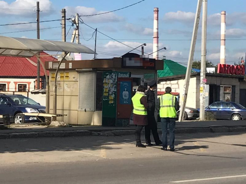 Охотников за безмасочниками сфотографировали на остановках в Воронеже